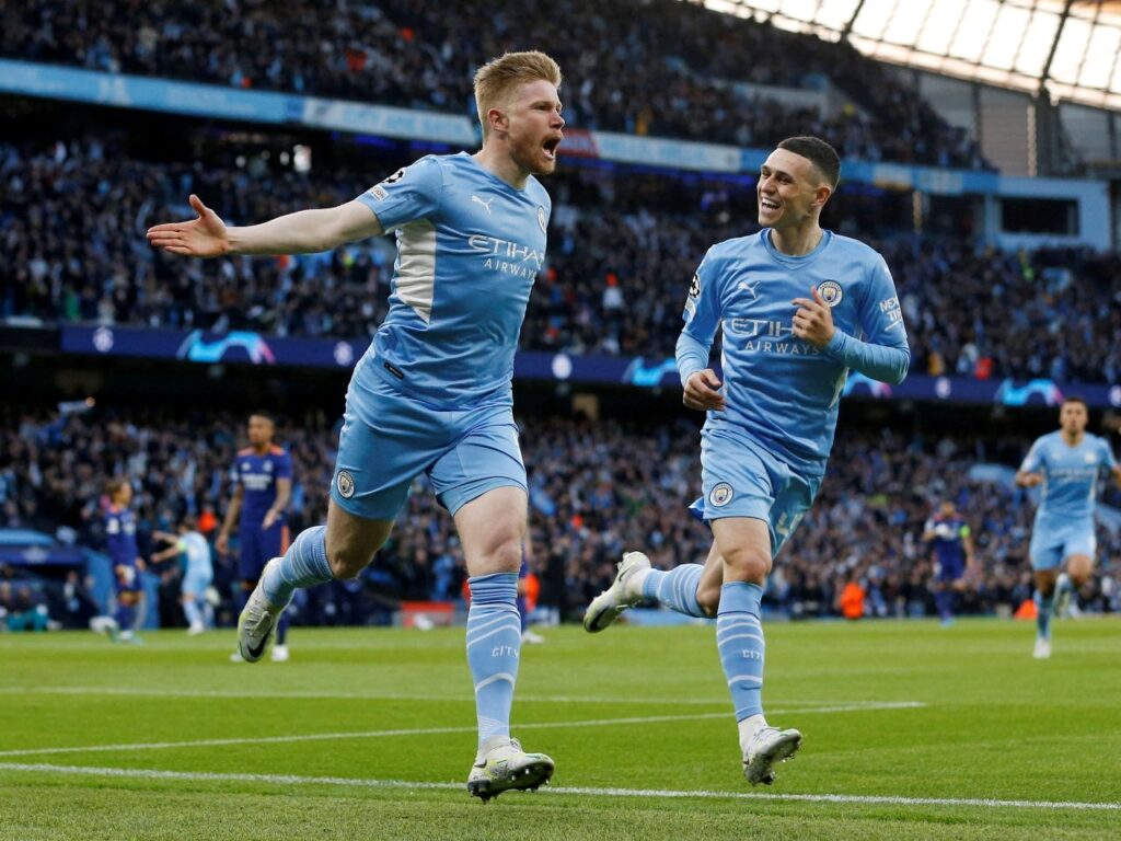 Kevin De Bruyne celebrating his goal with Phil Foden