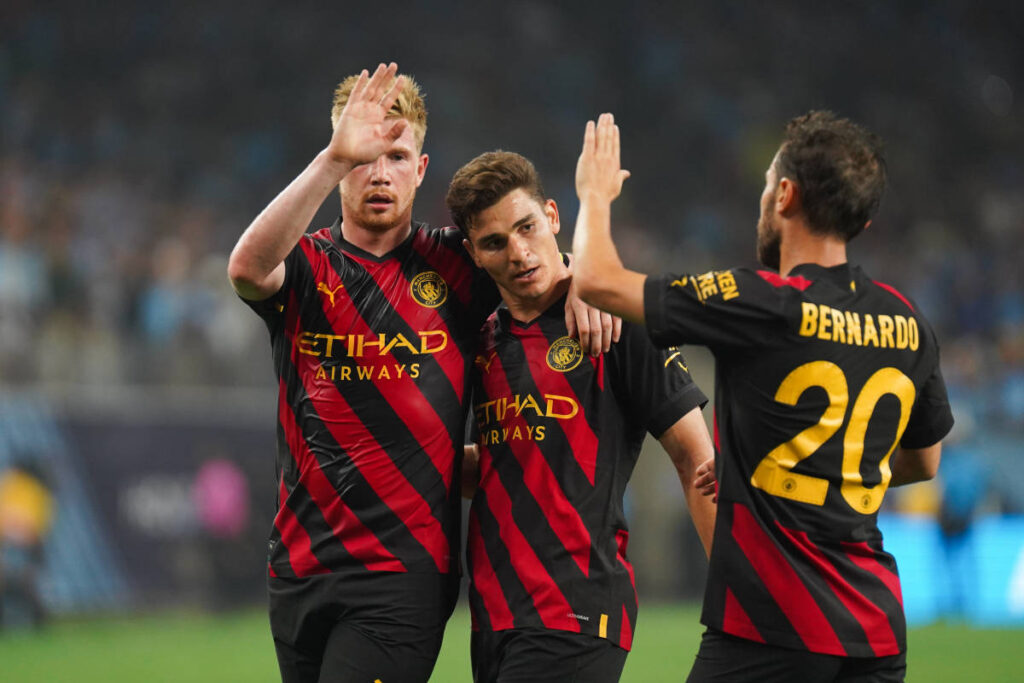 Kevin De Bruyne thanking Julian Alvarez for the assist in a pre-season match