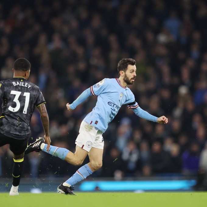 Bernardo Silva dribbling past Aston Villa