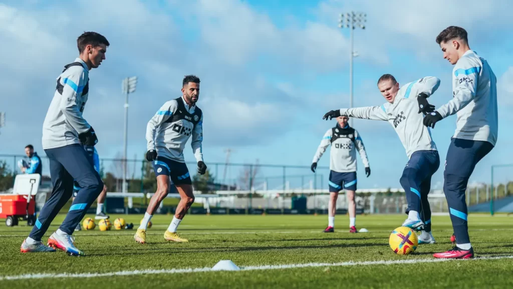 Julian Alvarez getting ready to face Aston Villa with his teammates