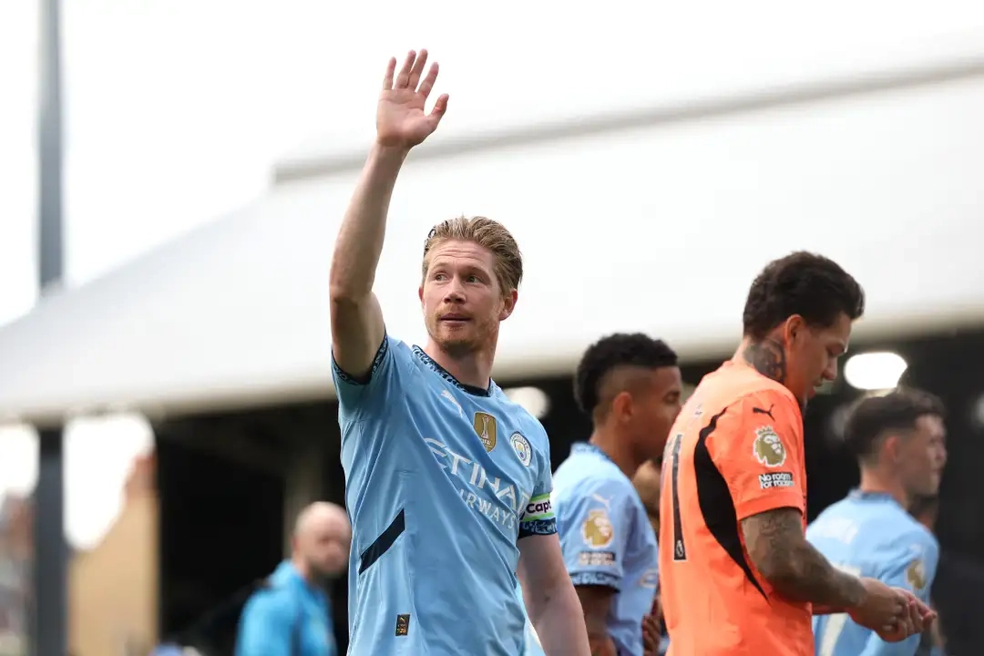 Kevin De Bruyne waving good bye to the fans