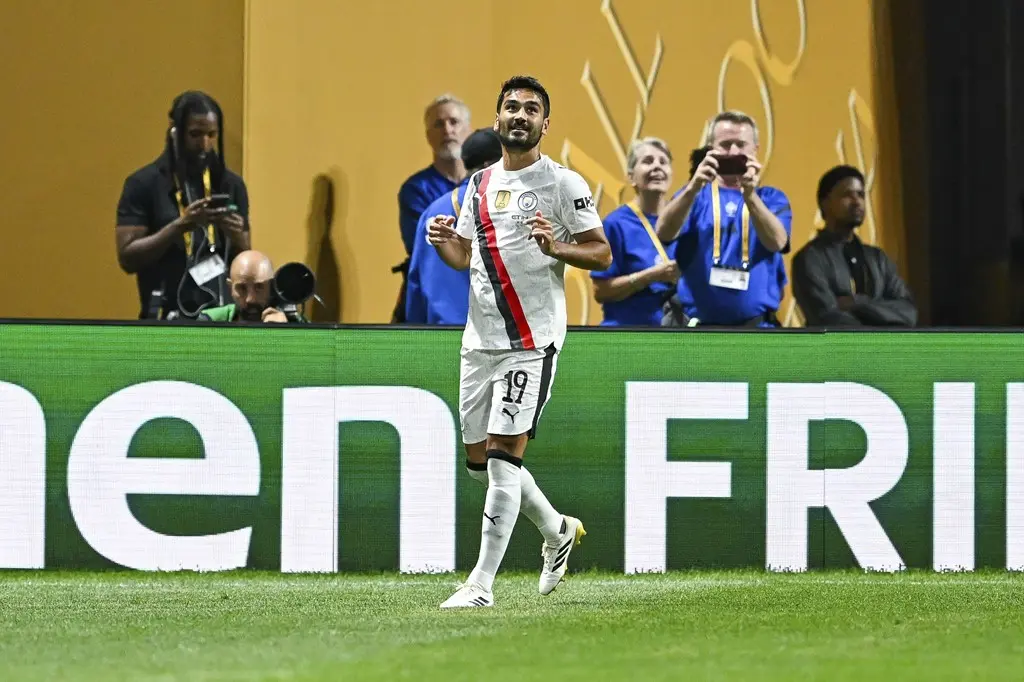 Gundogan expresses happiness at Manchester City and denies rumors of his exit.
